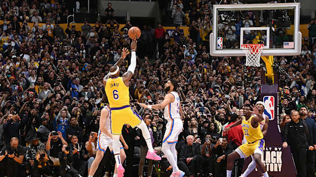 The Lakers’ LeBron James shoots a midrange jumper vs. the Thunder